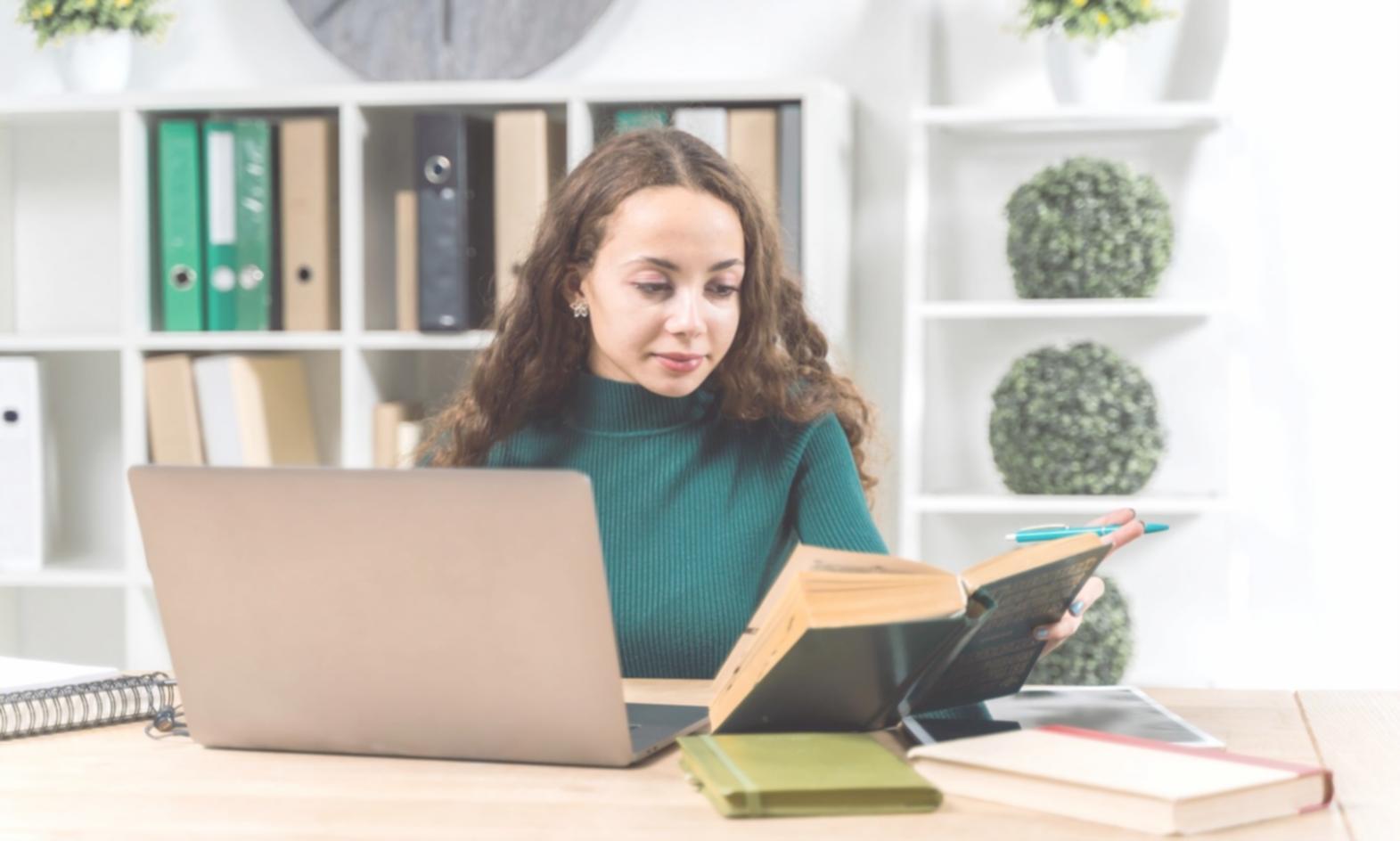 Entrepreneurs développant leurs idées d'affaires